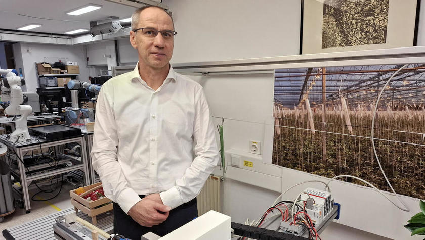 Profesor dr. Matjaž Mihelj v laboratoriju, Fotografija Jana Petkovšek Štakul