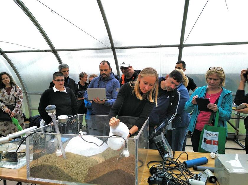 Udeleženci demonstracije opazujejo preizkus.